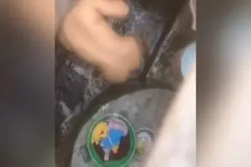 Sesudah Mandi Sore Gayung Biru